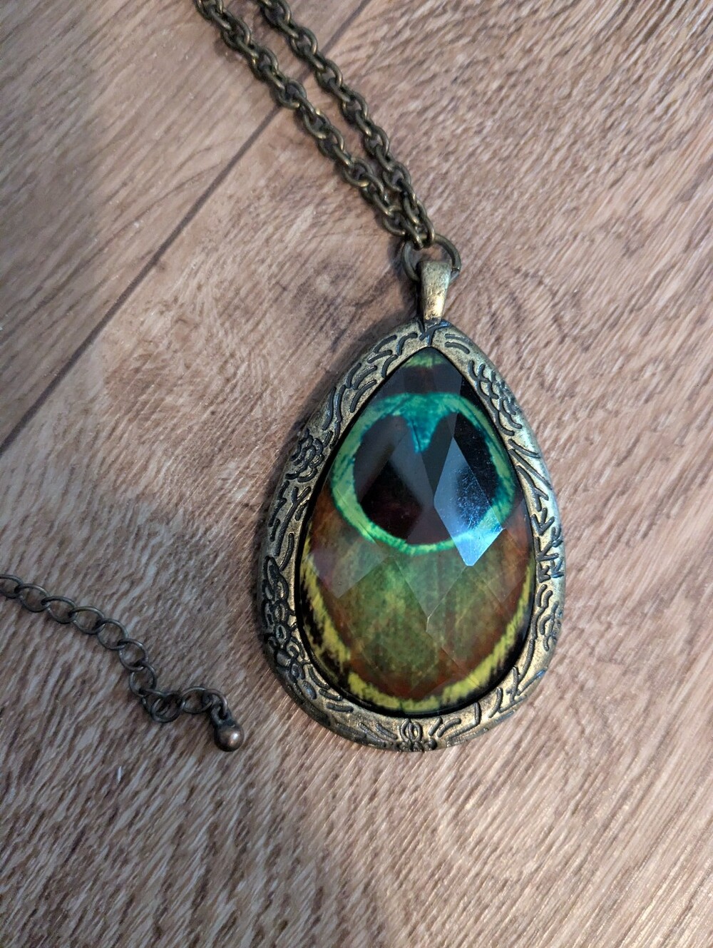 Vintage-Style Teardrop Pendant Necklace in Green and Gold